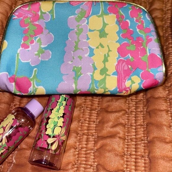 LILY PULITZER for ESTEE LAUDER
Gorgeous makeup/ travel bag with a summer print - Picture 3 of 5